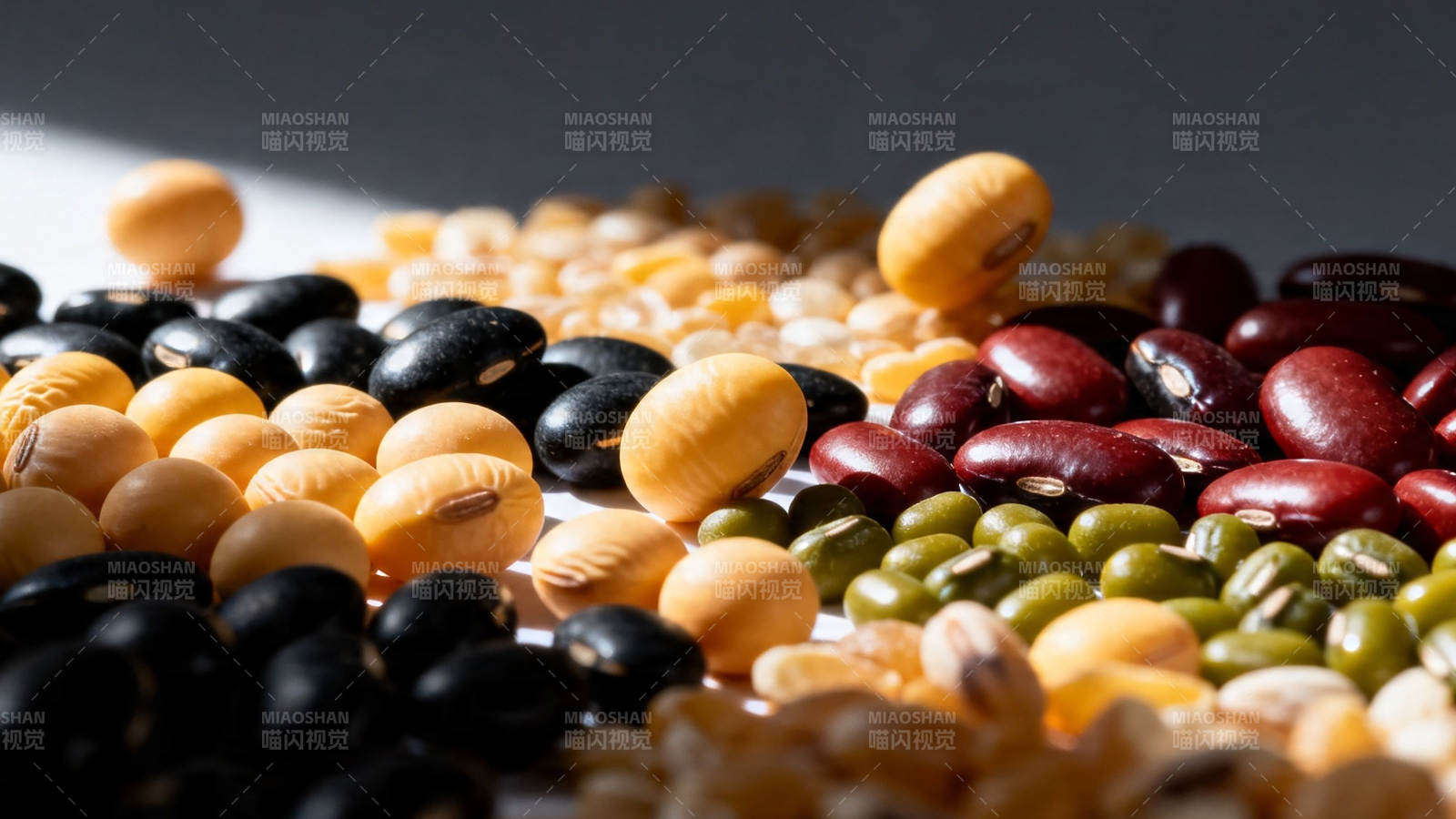 五彩豆类特写 营养丰富图片