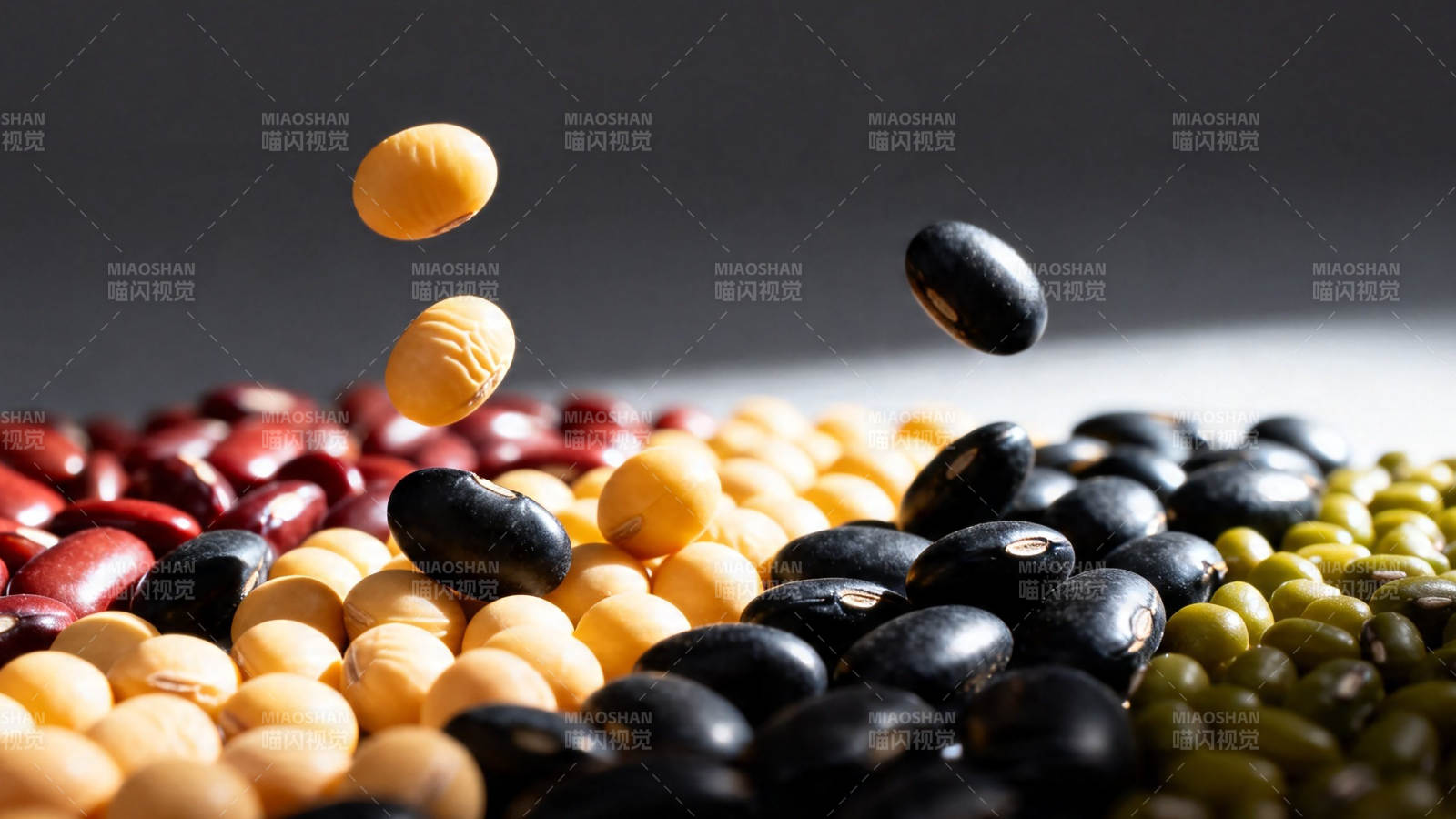 五彩豆类跳跃瞬间图片