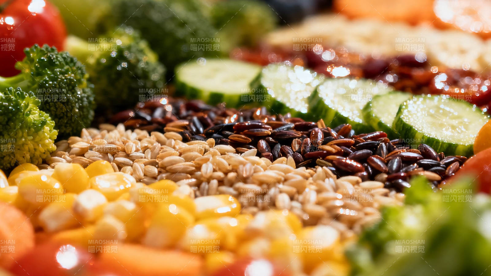 五谷杂粮配鲜蔬 健康餐盘图片