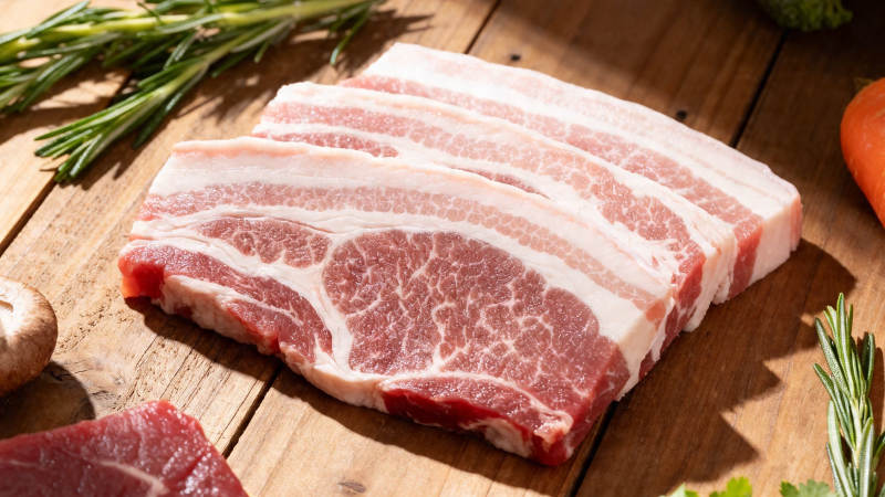 五花肉配迷迭香 鲜美诱人图片