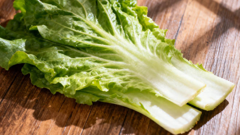 新鲜生菜叶 木质背景特写图片