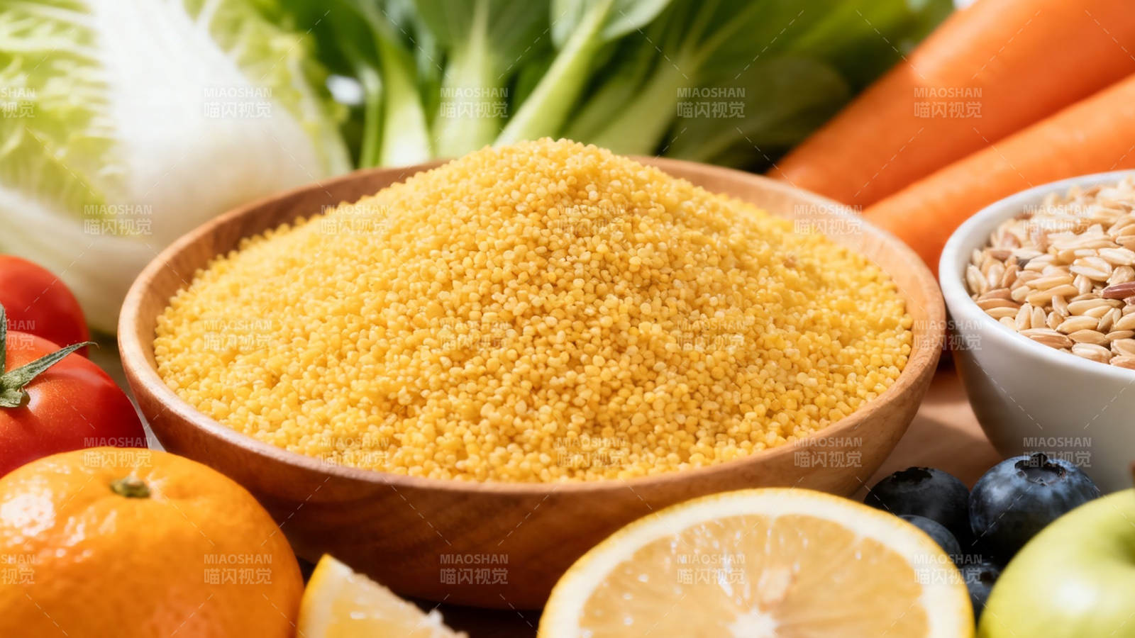 五谷杂粮配蔬果 营养均衡图片
