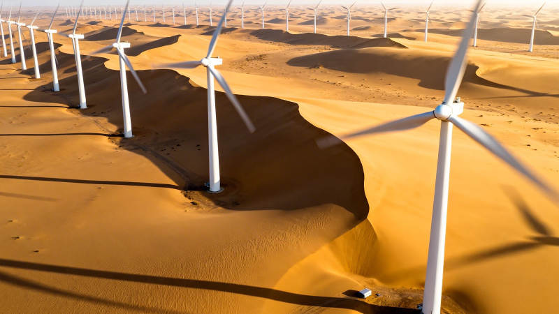 沙漠风电场 金色沙海中的白色风车阵图片