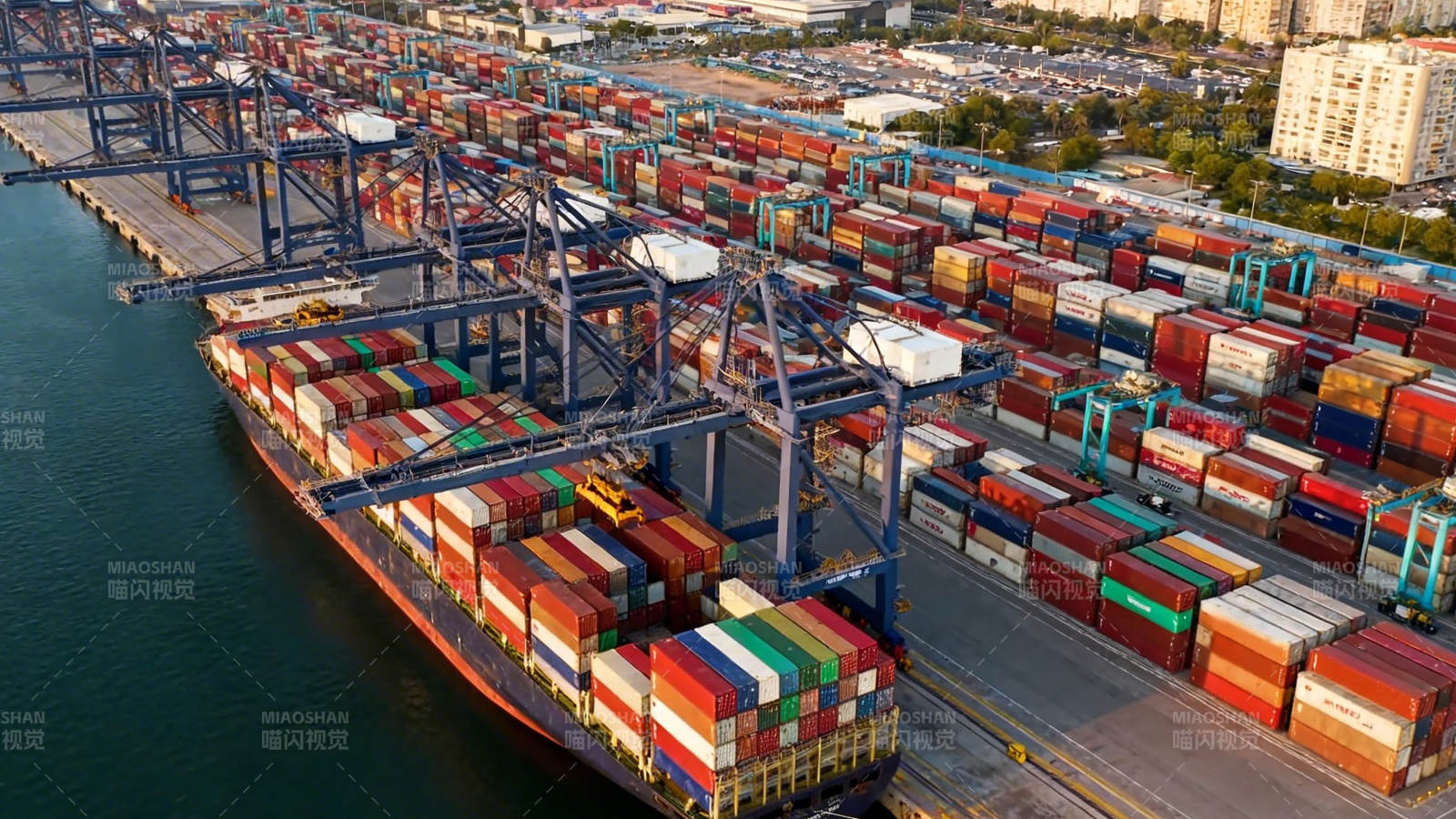 港口集装箱繁忙装卸作业图片