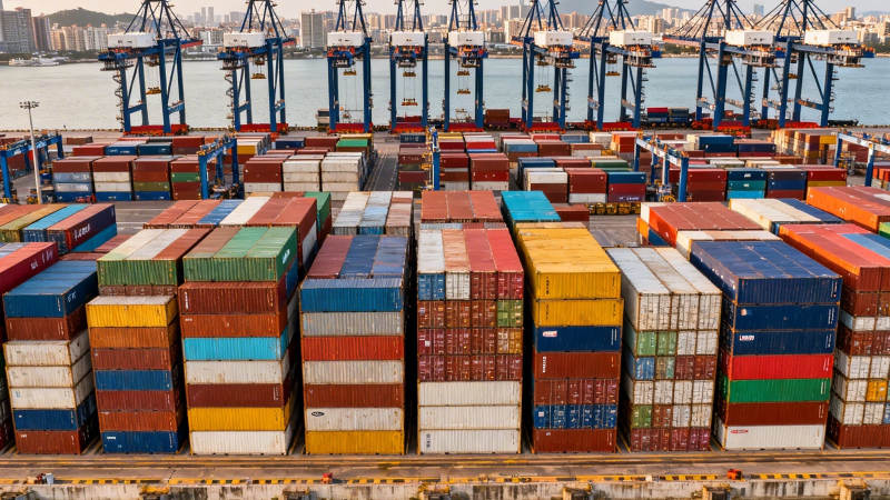 港口集装箱堆场繁忙景象图片