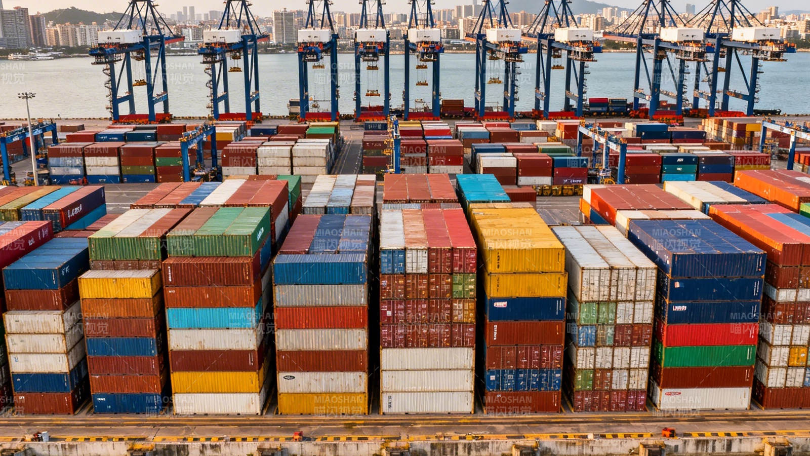 港口集装箱堆场繁忙景象图片