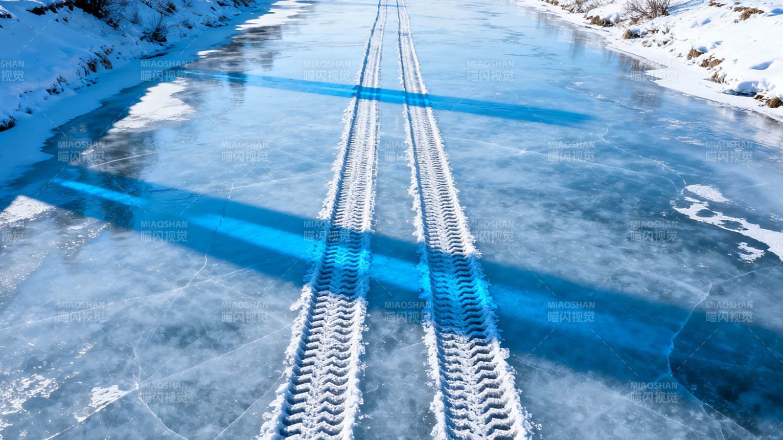 冰面车辙映蓝天图片