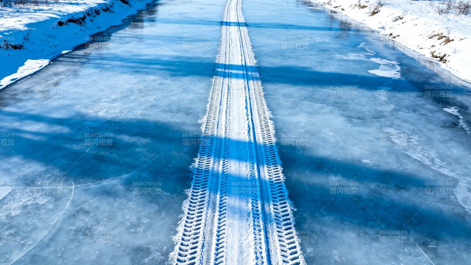 冰河车辙印 冬日蓝调路图片