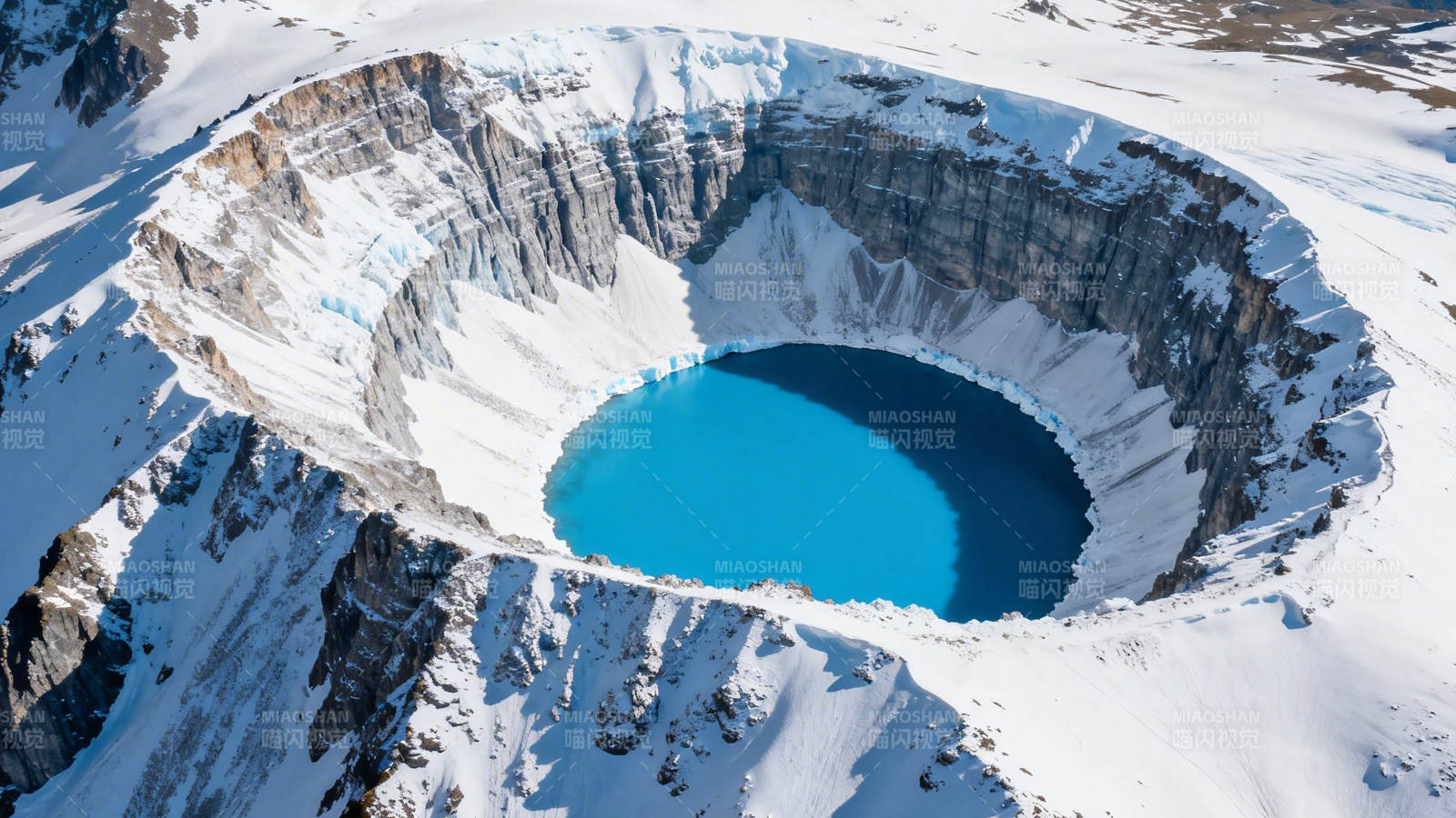 雪山环抱的蓝湖奇景图片