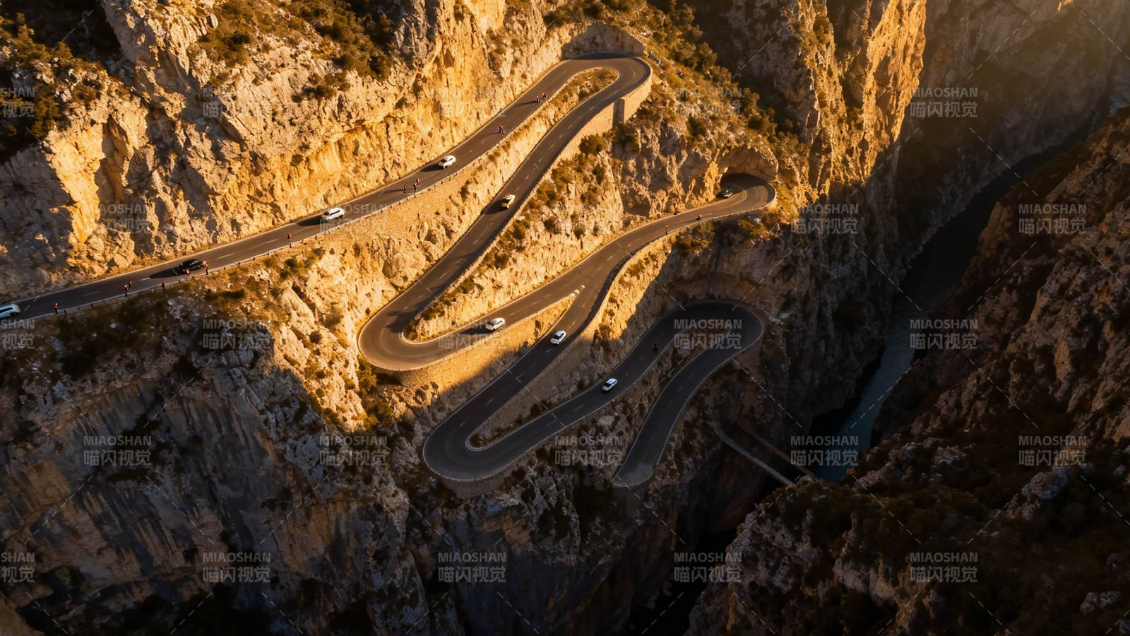 峡谷蜿蜒路 车行如龙舞图片