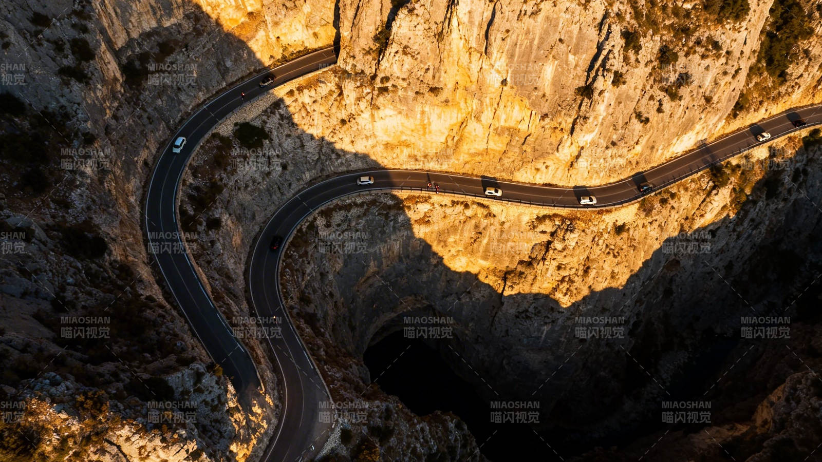 悬崖公路 蜿蜒如龙图片