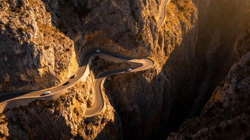 山间蜿蜒公路 车行如画中图片