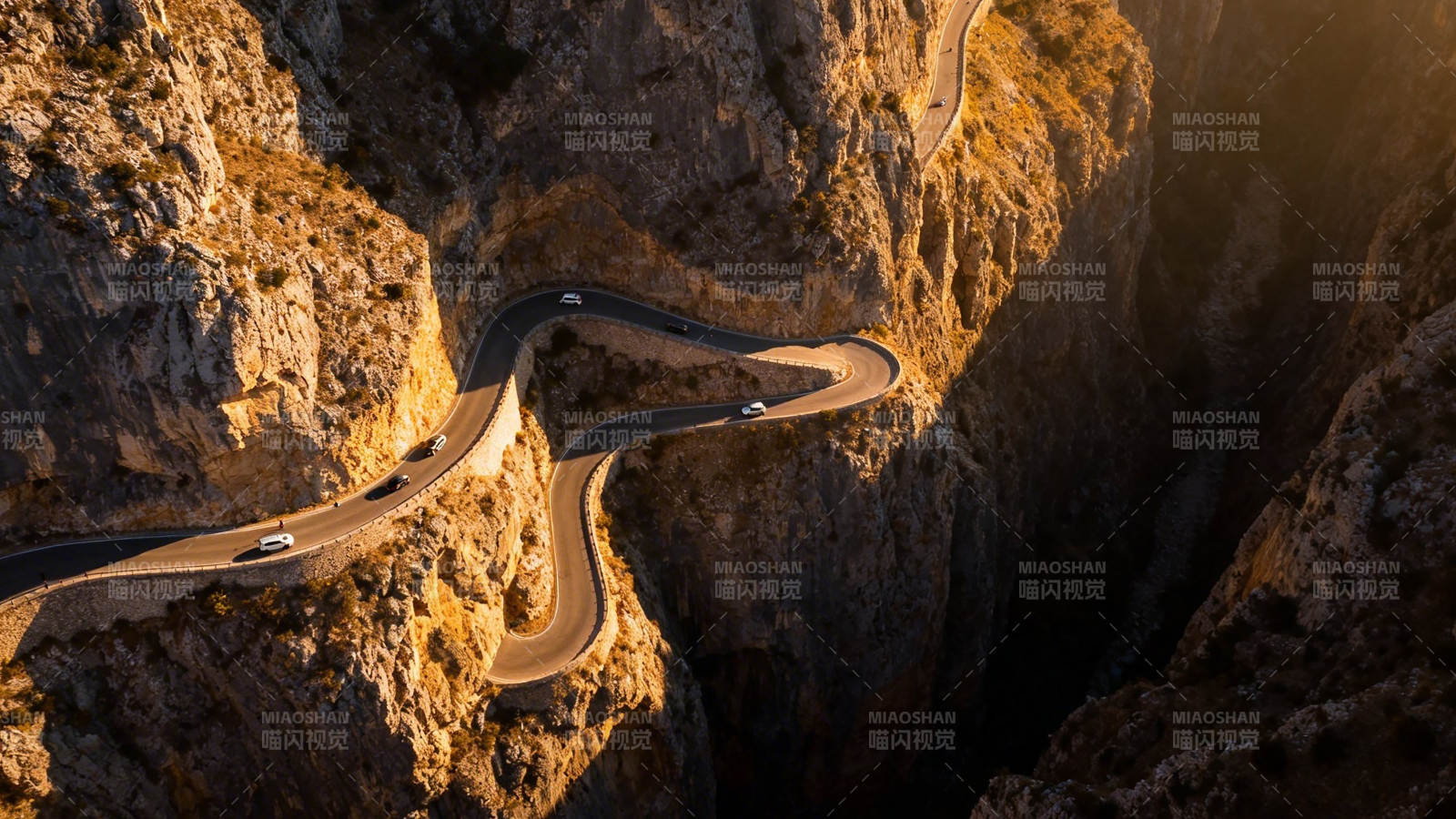 山间蜿蜒公路 车行如画中图片