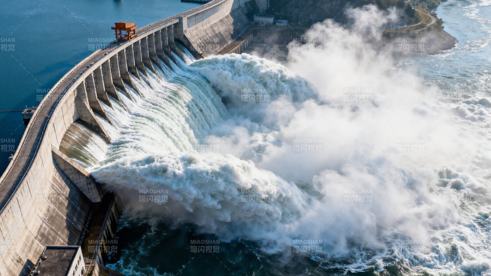 大坝泄洪 水势磅礴壮观图片