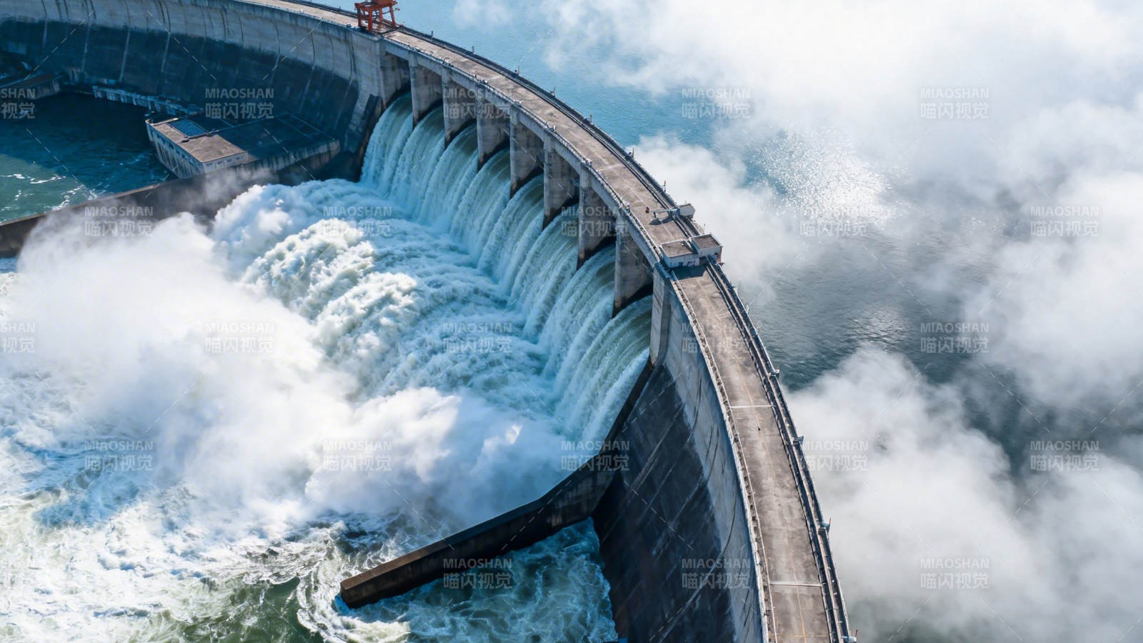 大坝泄洪 水雾腾云图片