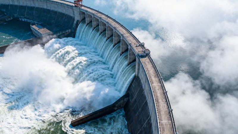 大坝泄洪 水雾腾云图片