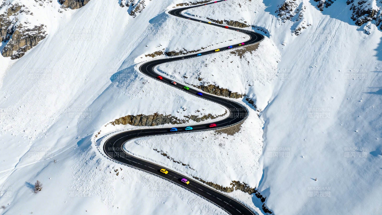雪山蜿蜒彩车路图片