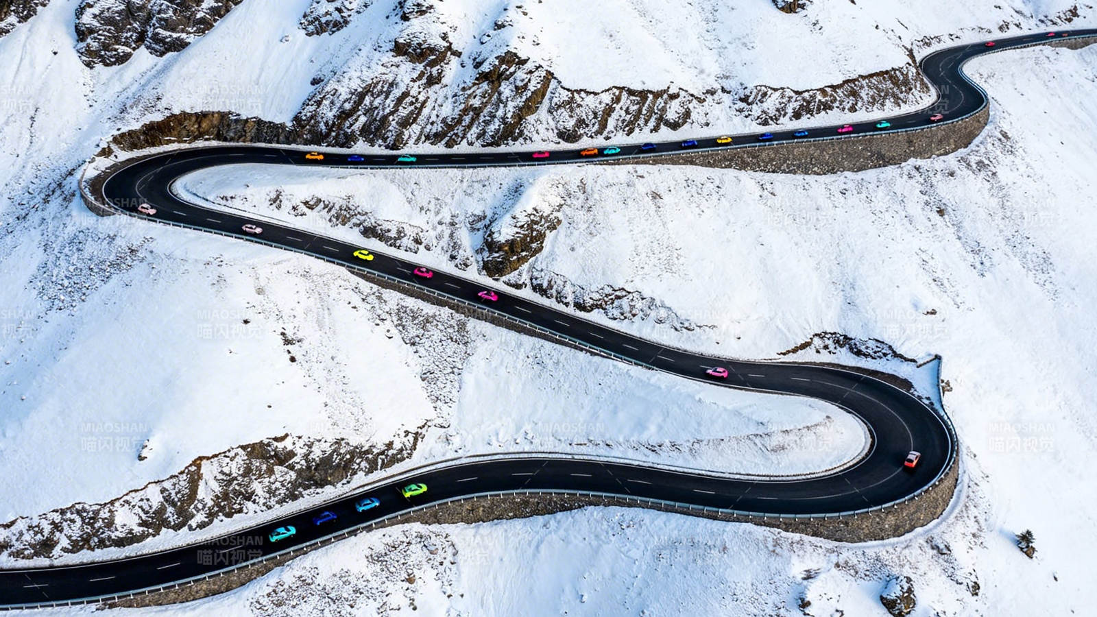 雪山蜿蜒公路彩车行图片