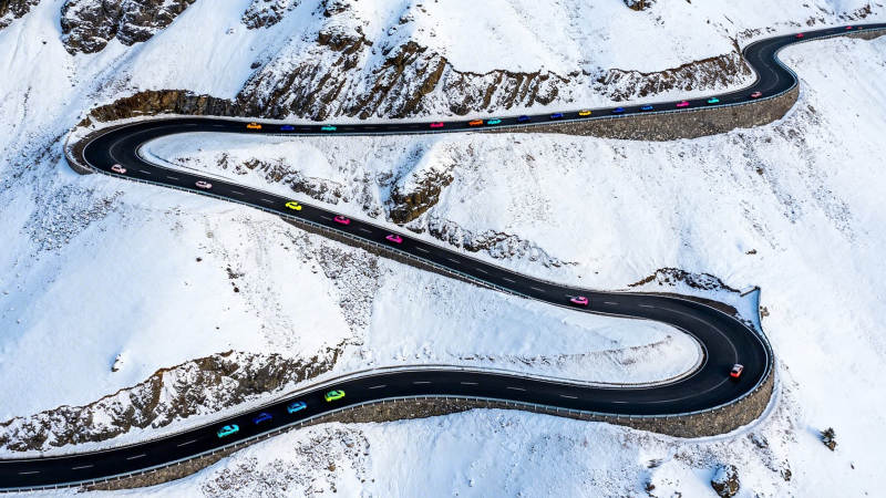 雪山蜿蜒公路彩车行图片