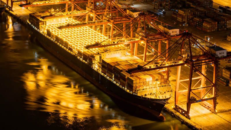 夜港货轮装卸忙图片