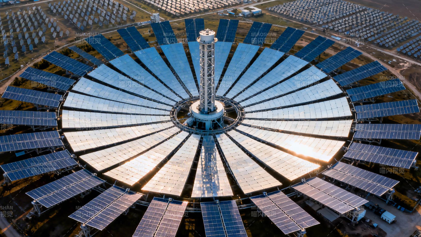 太阳能塔式发电站航拍图图片