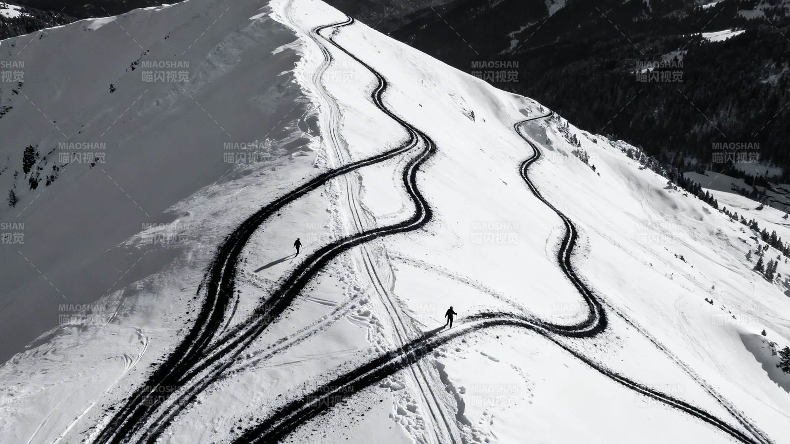 雪坡蜿蜒 人影点缀其间图片