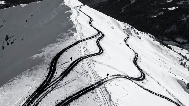 雪坡蜿蜒 人影点缀其间图片