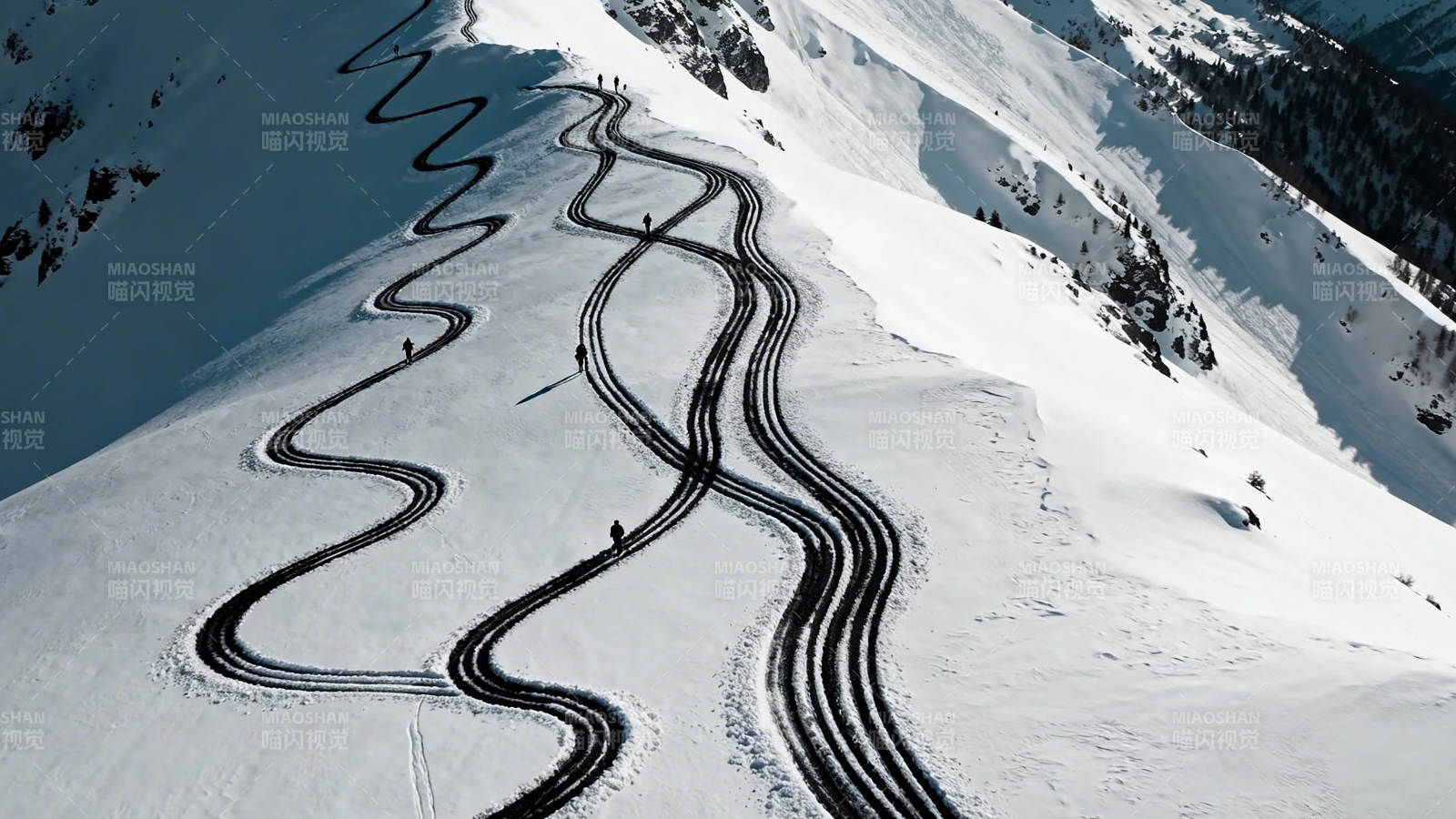 雪山蜿蜒车辙印图片