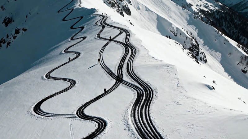 雪山蜿蜒车辙印图片