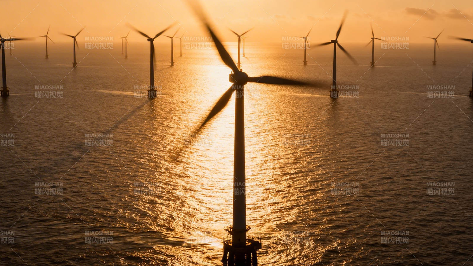 海上风车 夕阳金辉映海图片