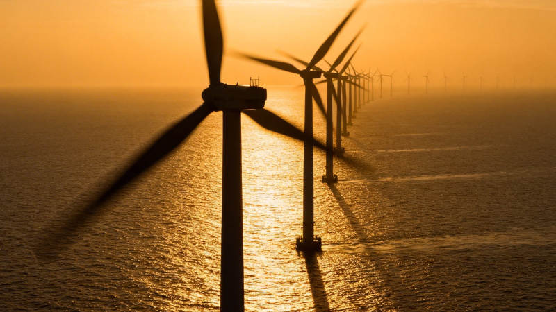 海上风车 夕阳金辉映海图片