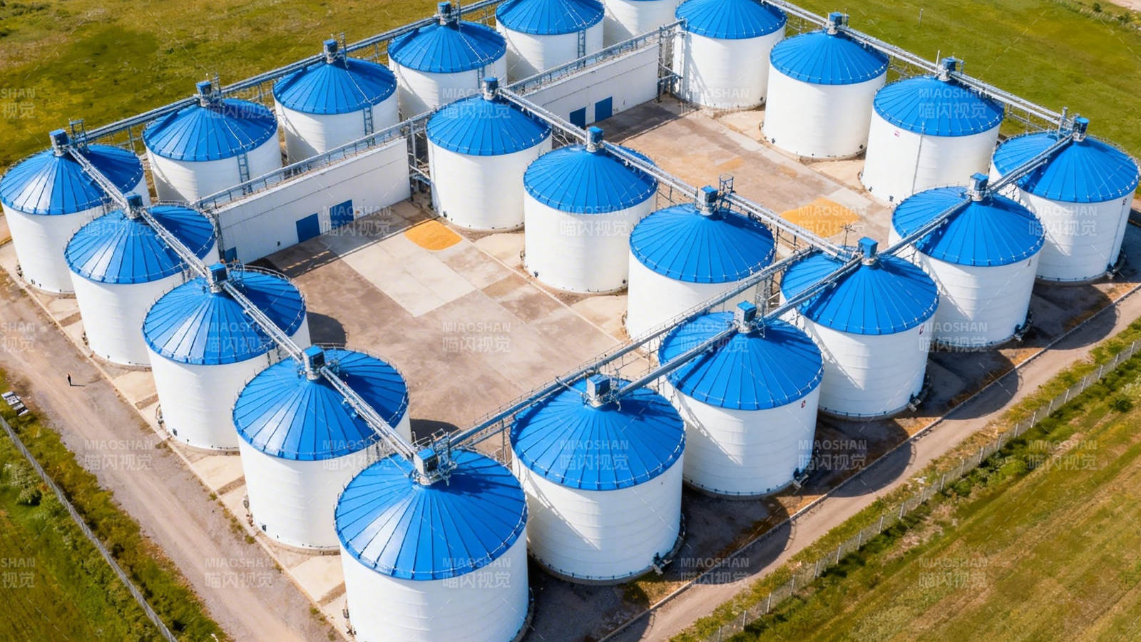 蓝顶白罐粮仓群航拍图图片