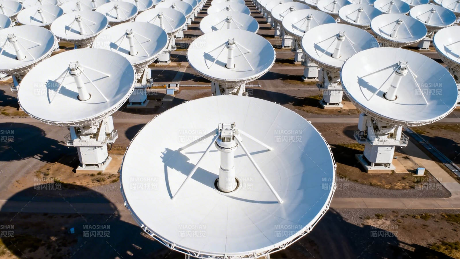 卫星天线阵列俯瞰图图片