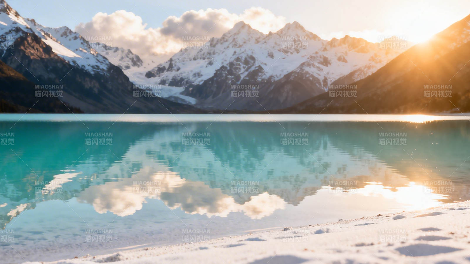 雪山映湖 晨曦如画图片