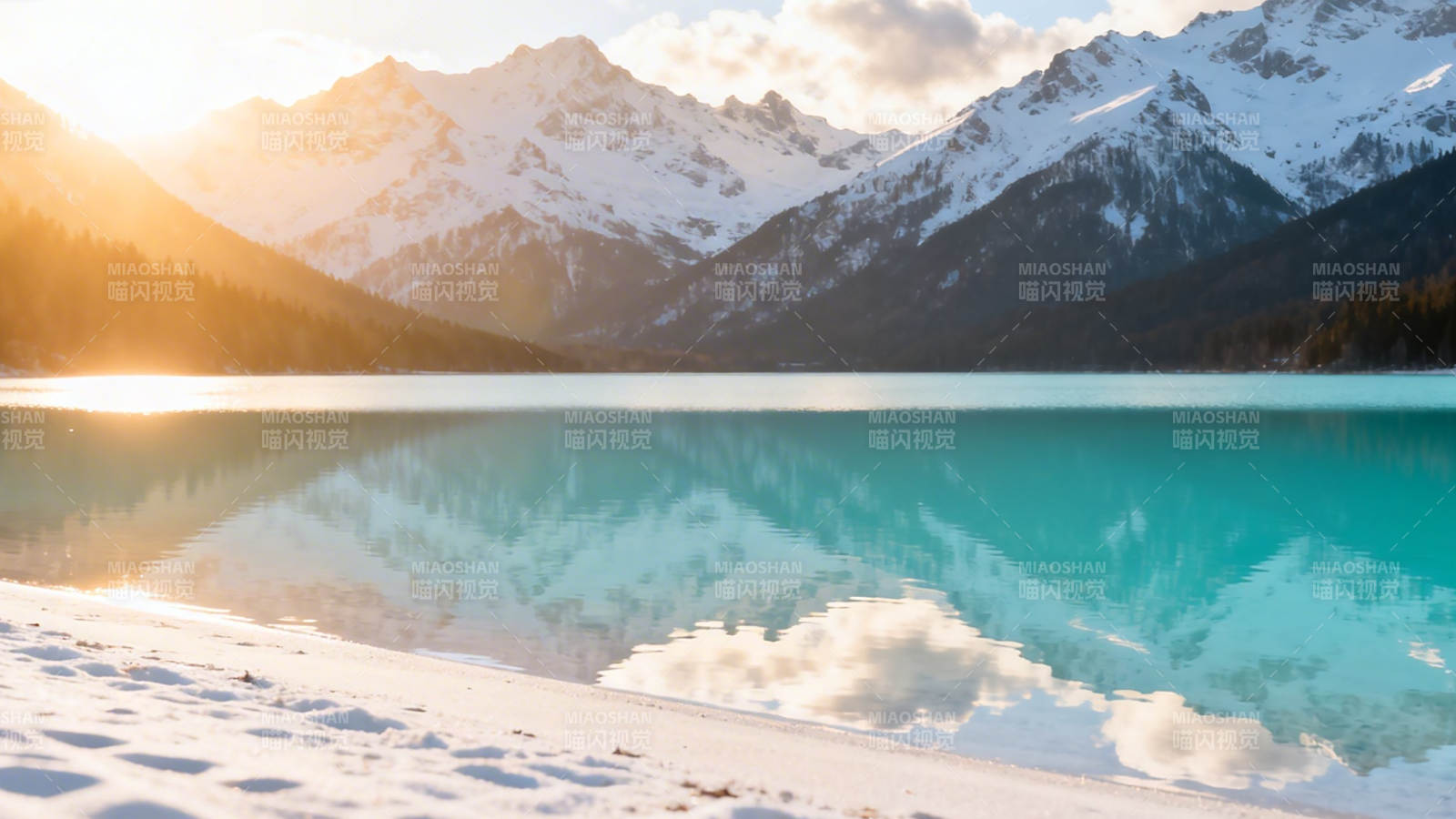 雪山映湖 晨曦如金图片