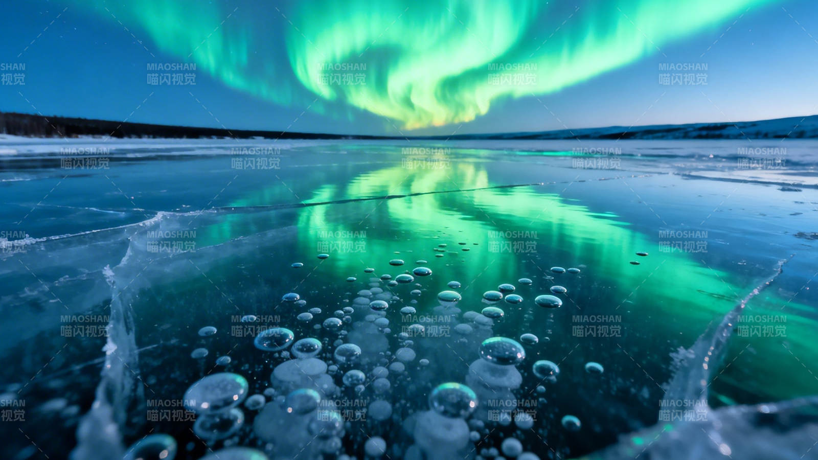 冰湖极光 气泡映绿光图片