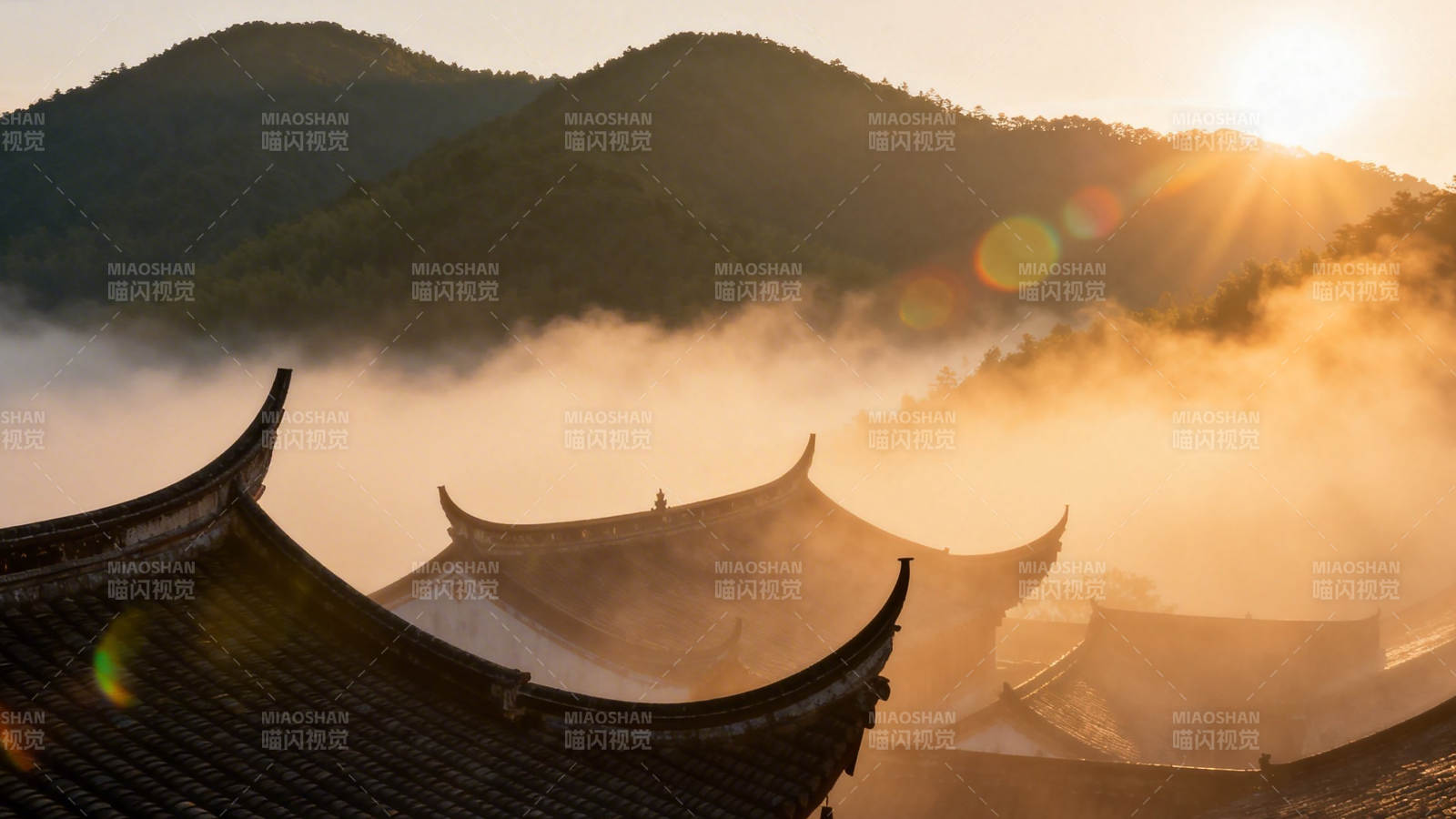 晨雾古寺 山光映瓦檐图片