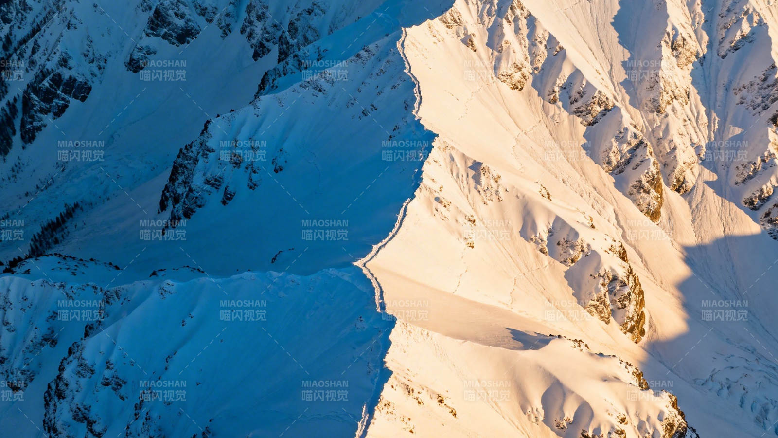 雪山光影交错奇观图片