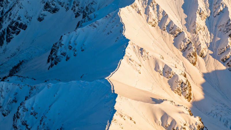 雪山光影交错奇观图片