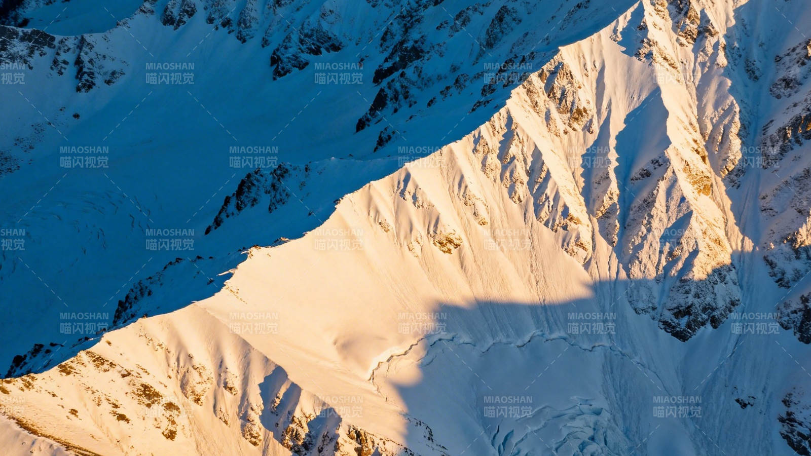 雪山夕照 金辉映雪岭图片