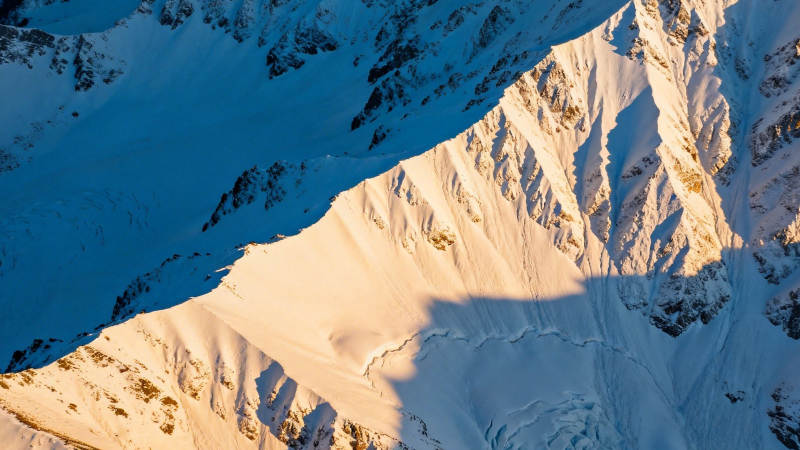 雪山夕照 金辉映雪岭图片
