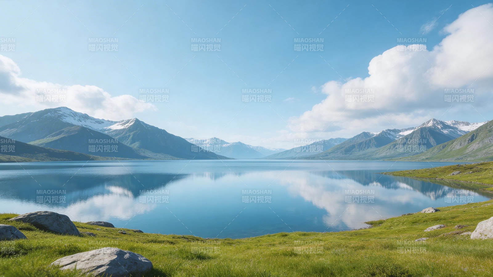 湖光山色映蓝天图片