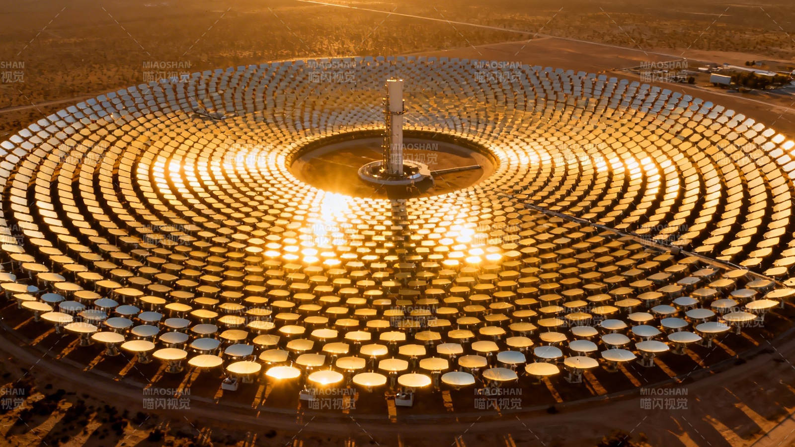 沙漠中的太阳能发电站图片