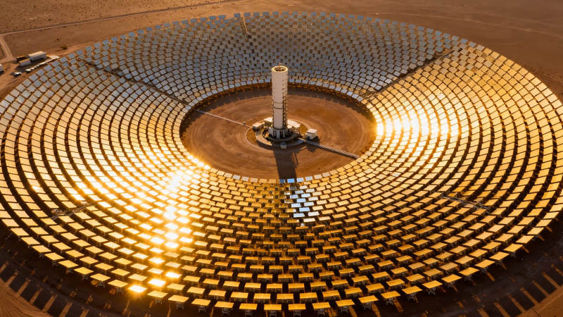 太阳能塔式发电站全景图片