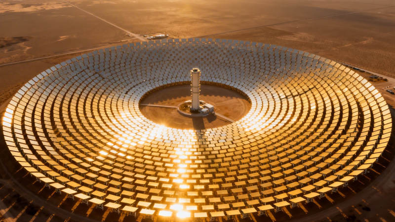 沙漠中的太阳能塔式电站图片