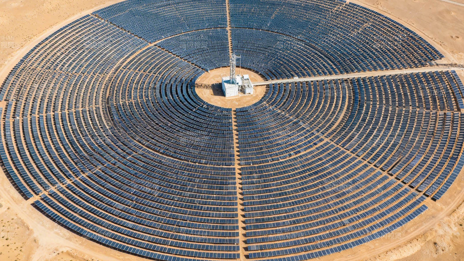 沙漠中的圆形太阳能电站图片