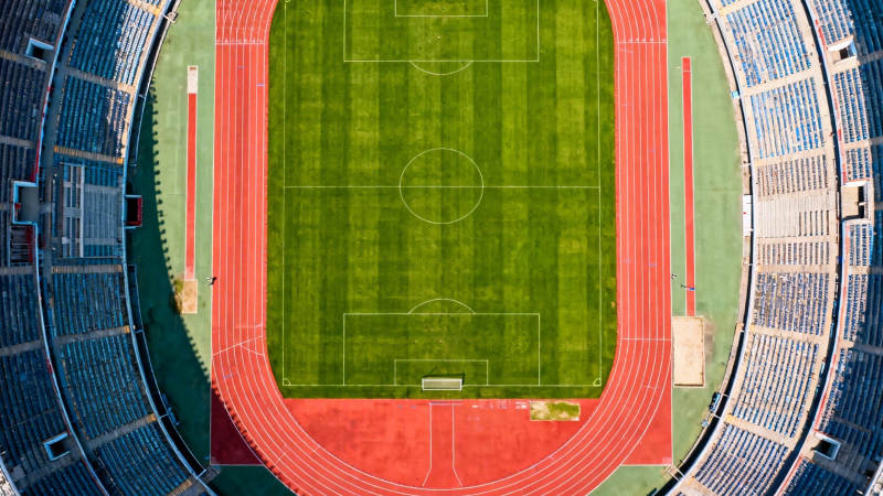 俯瞰足球场与红色跑道图片