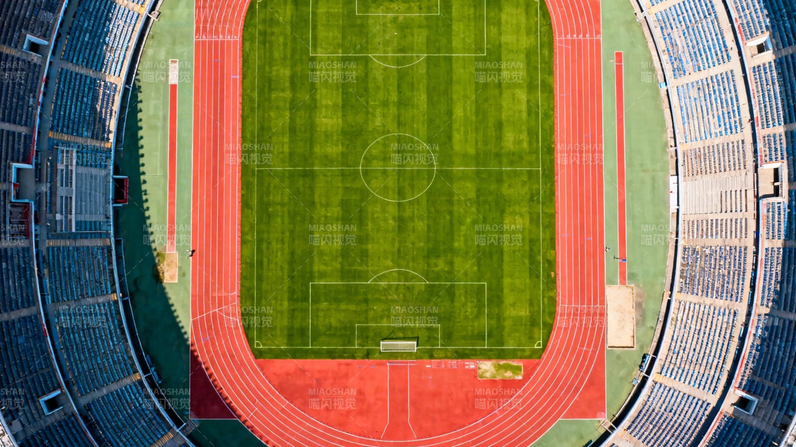 俯瞰足球场与红色跑道图片
