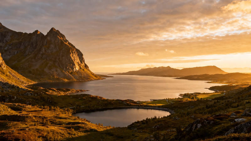 夕阳山海 金辉映湖光图片