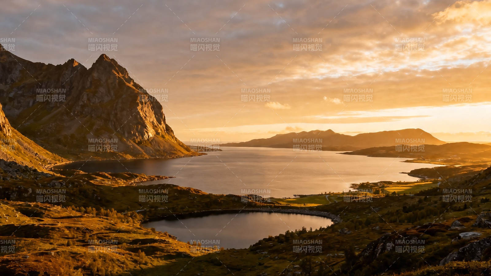 夕阳山海 金辉映湖光图片